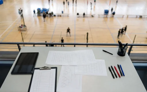 Neutrale Turnierorganisation mit Spielplanunterlagen und Tablet